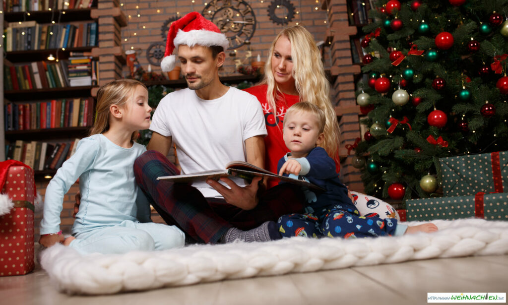 Weihnachten mit Familie. Vater liest Weihnachtsgeschichten